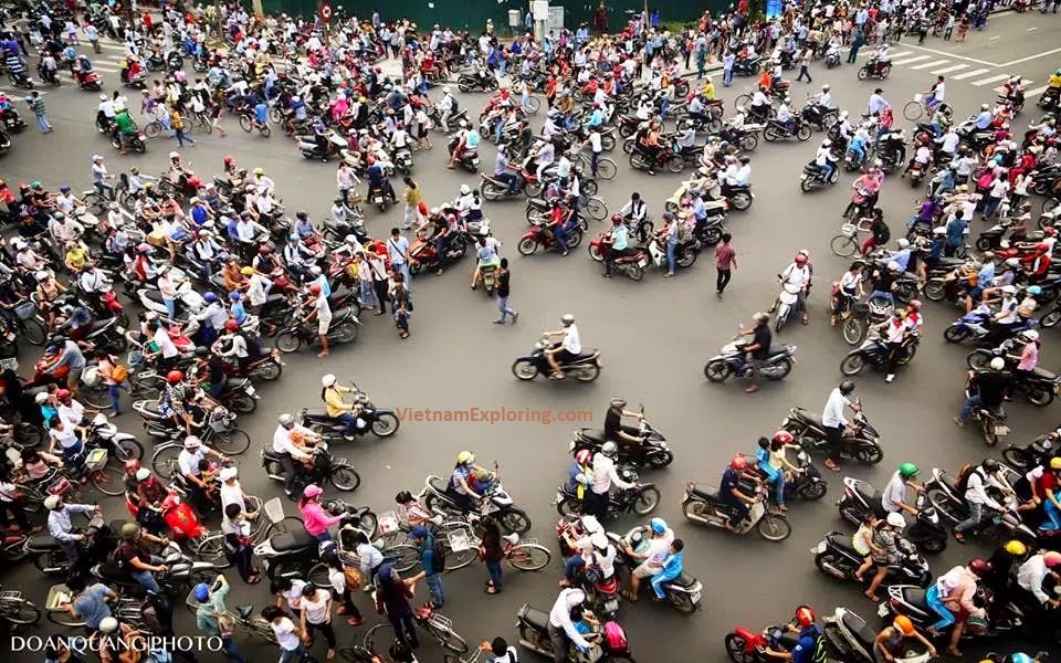 https://huemotorbiketour.com/wp-content/uploads/2018/05/traffic.jpeg?utm_source=chatgpt.com